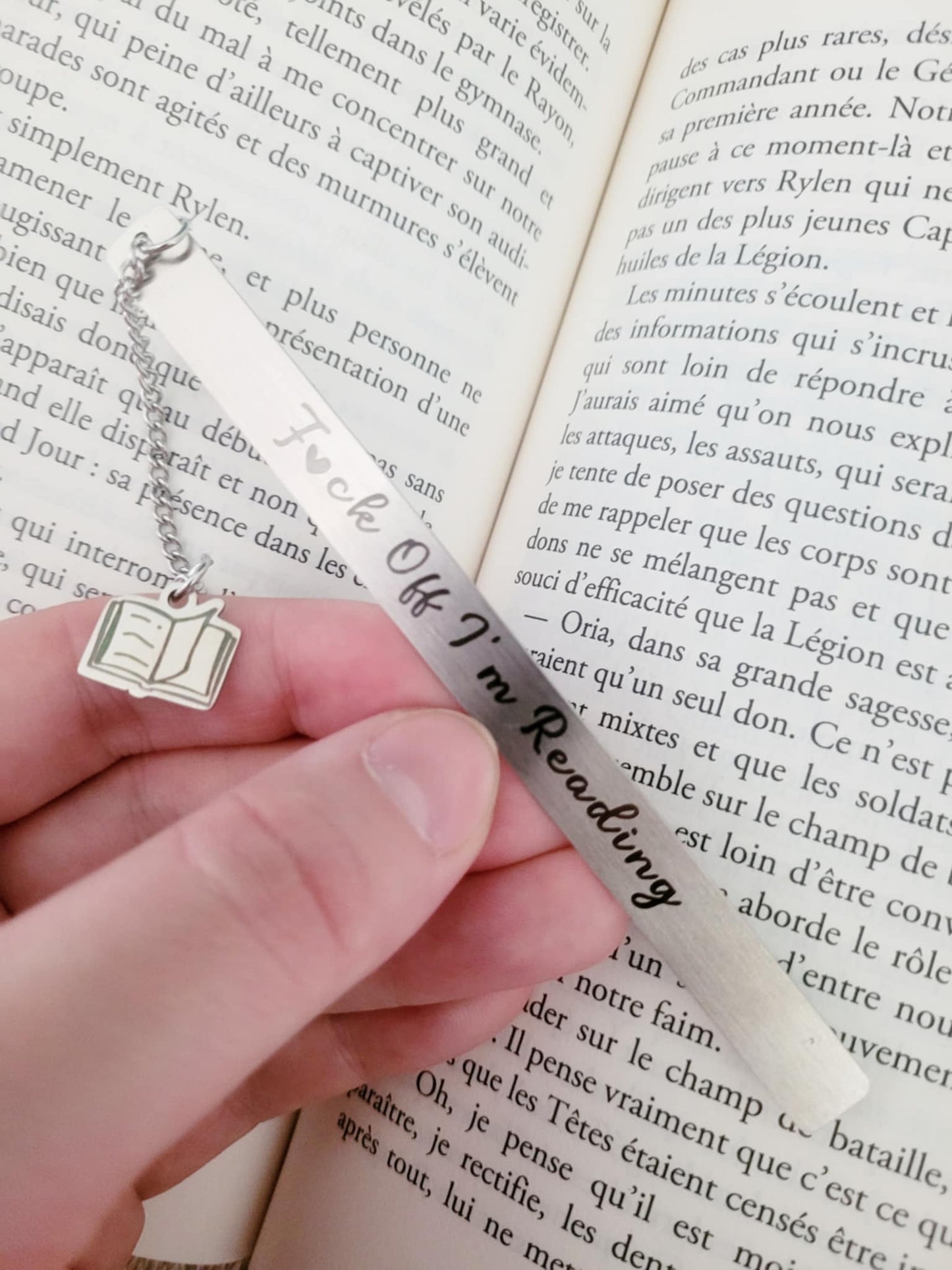 Marque-pages " F❤️ck off, i'm reading"